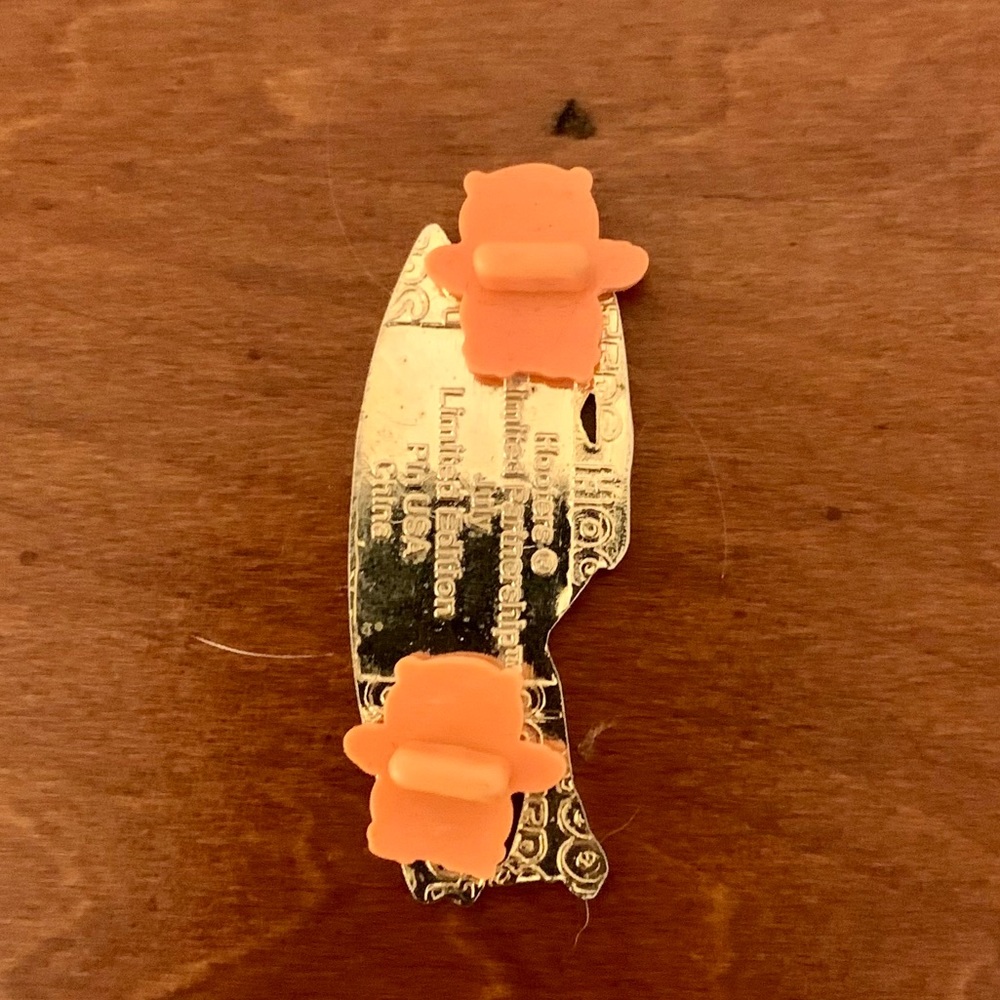 Hooters Authentic Limited Ed Pin Accessory - Picture 3 of 4